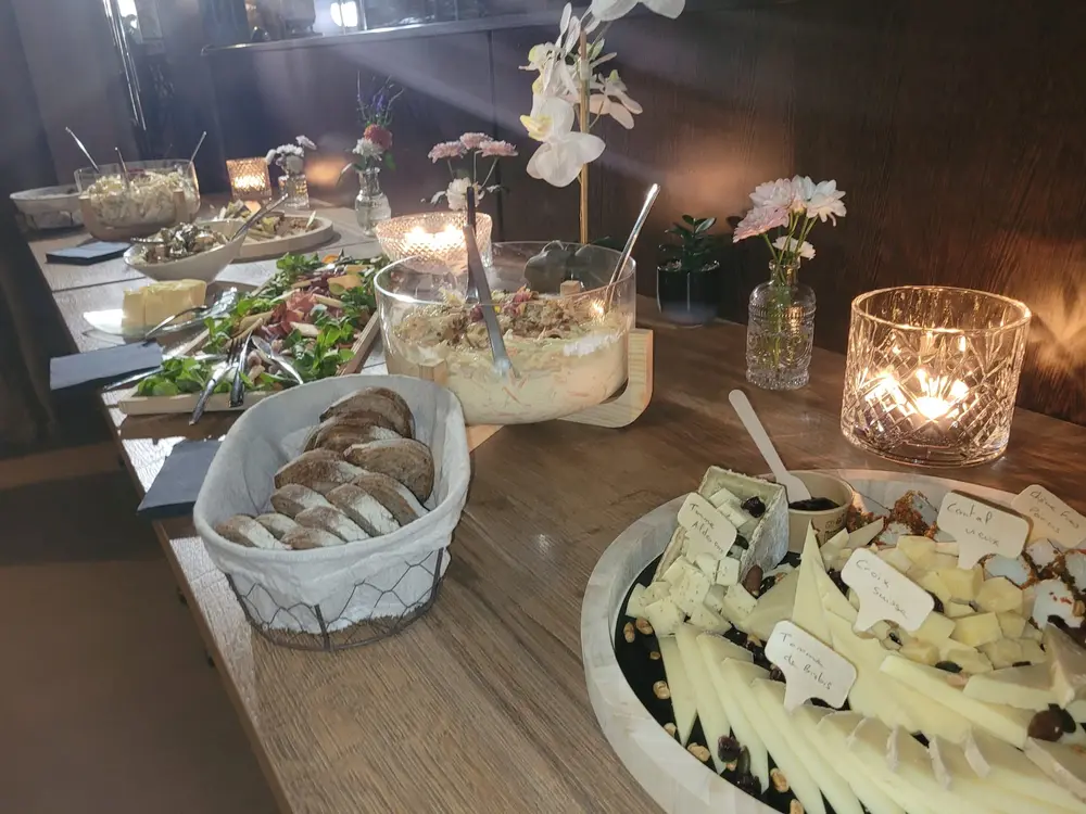 Buffet dressé à la lumière des bougies pour un mariage au restaurant Le Preti