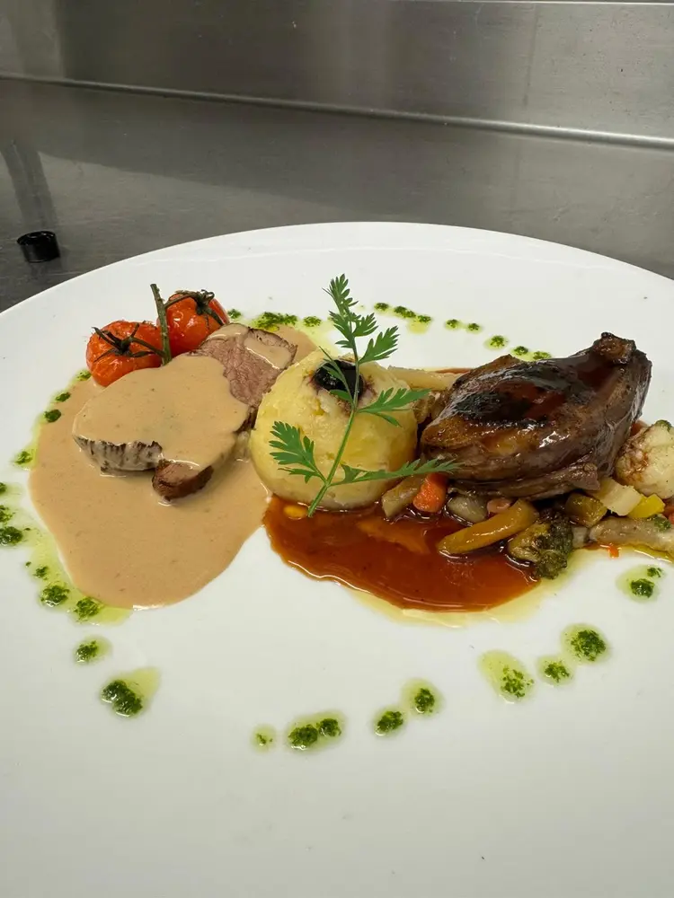 Assiette raffinée de viande et de légumes servie lors d'un mariage au restaurant Le Preti