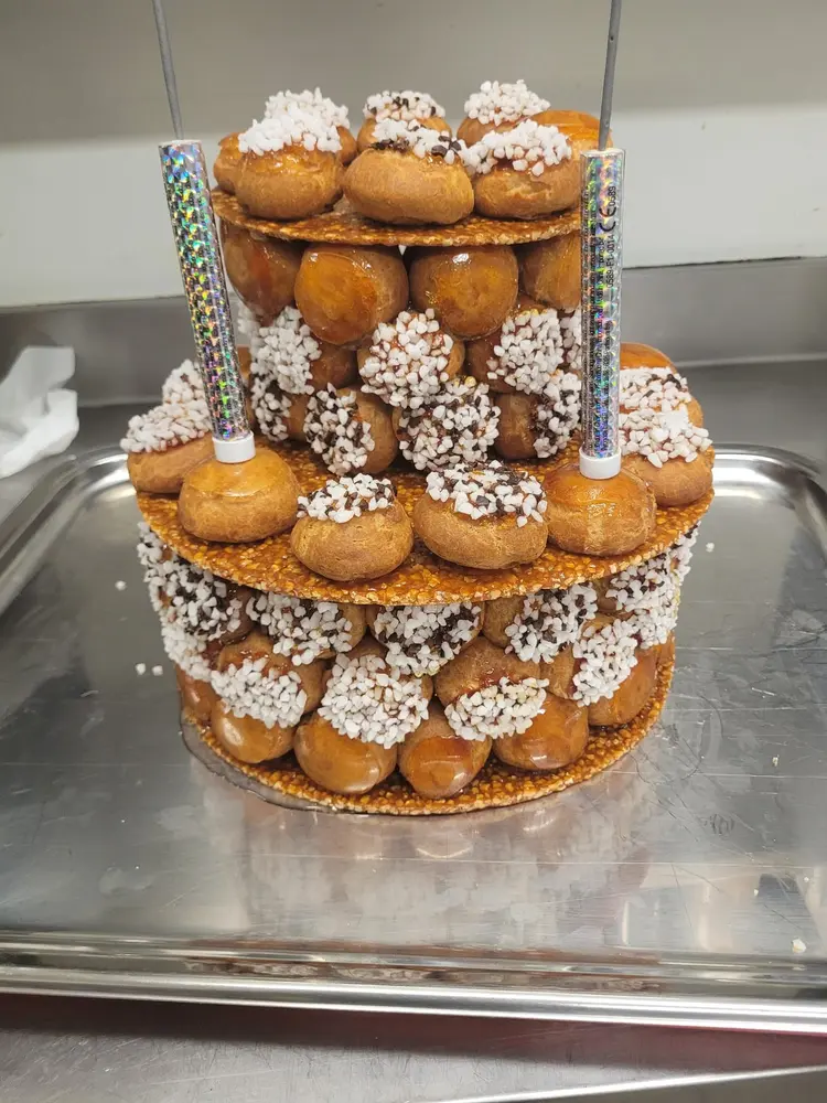 Pièce montée de choux décorée pour un mariage au restaurant Le Preti