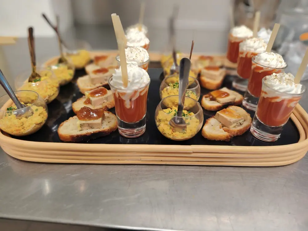 Plateau de bouchées et de verrines préparées pour un mariage au restaurant Le Preti