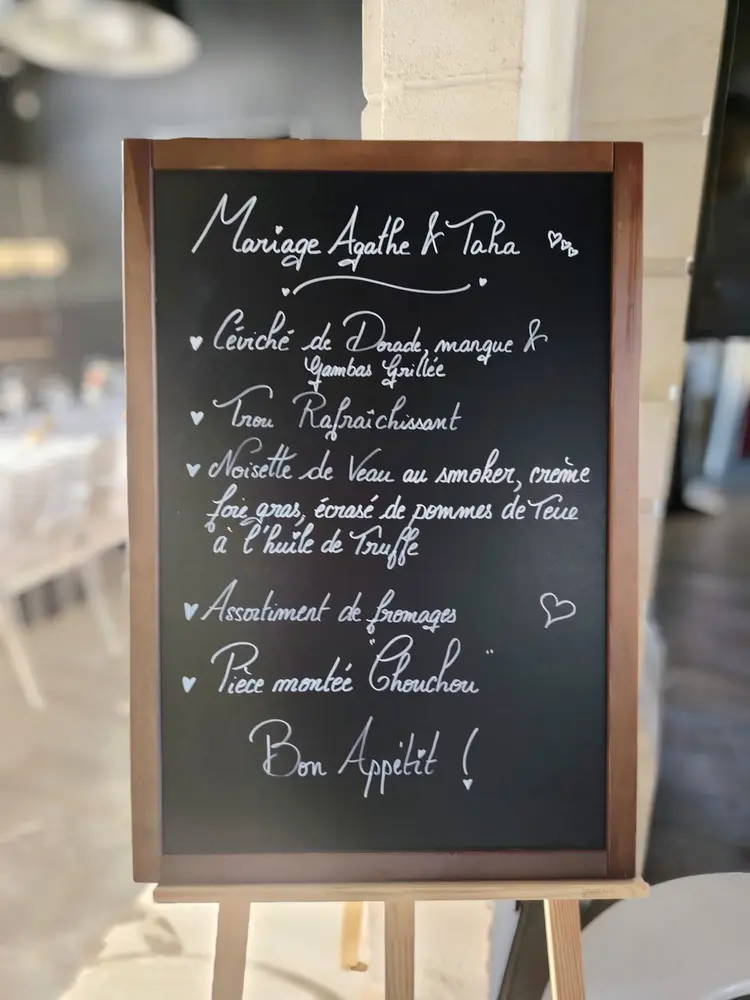 Ardoise du menu de mariage à l'entrée de la salle du restaurant Le Preti