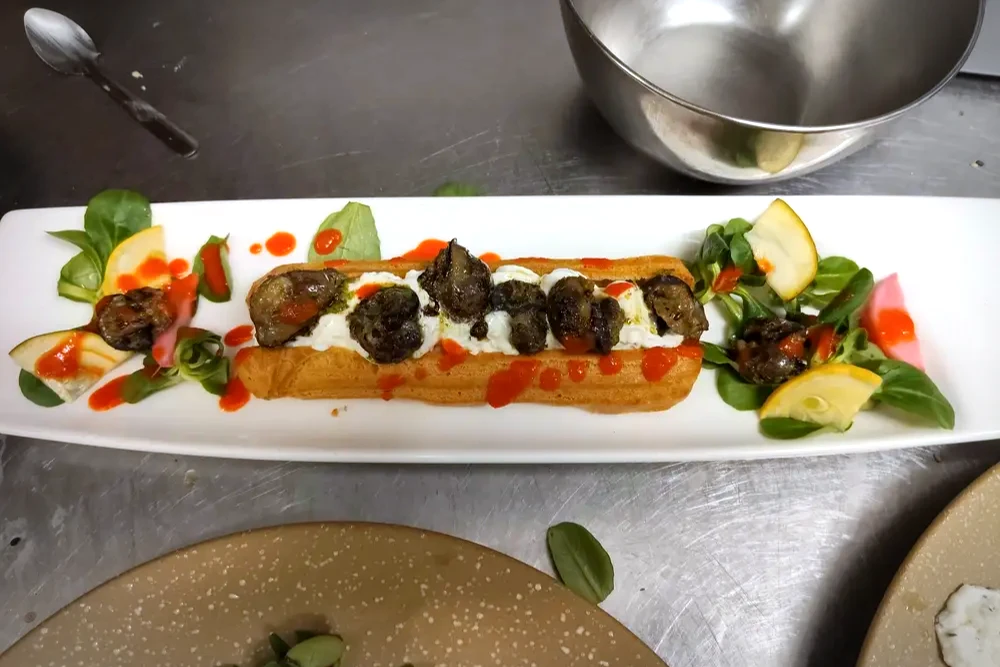Plat de la carte d'automne du restaurant Le Preti, dressé en cuisine